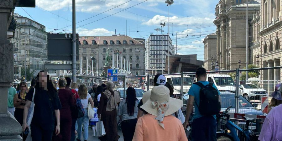 Pendlerinnen und Pendler müssen wegen der grossen Baustelle am Zürcher Hauptbahnhof zu Fuss laufen.