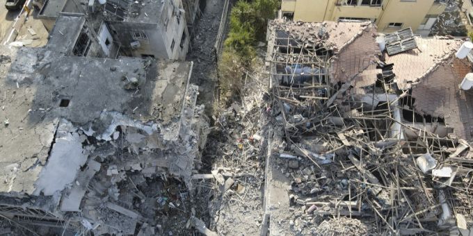 Experten befürchten, dass der Konflikt zwischen dem Iran und Israel noch länger anhalten könnte. Zerstörte Gebäude nahe Tel Aviv nach einem Angriff des Irans. Israel Iran Krieg