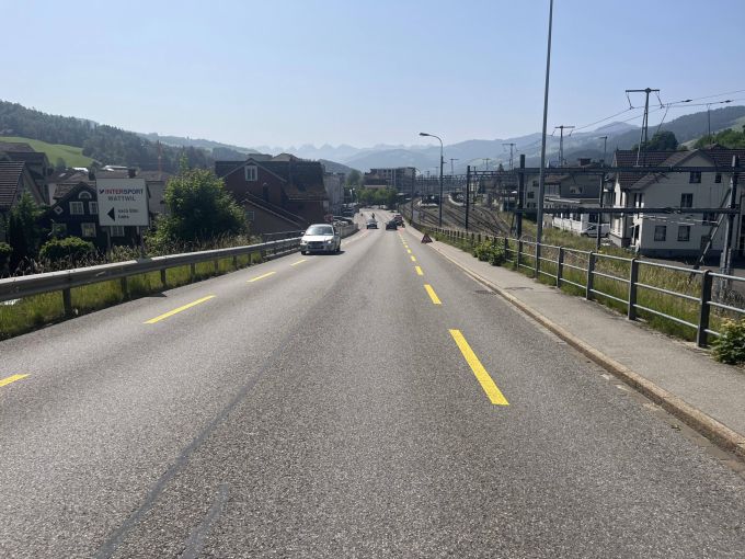 Der Autofahrer entfernte sich nach der Kollision von der Unfallstelle. Autofahrer flüchtet