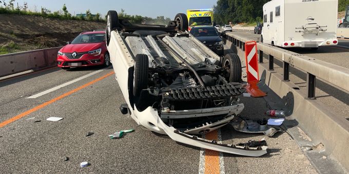Autobahn A1 bei Deitingen SO: Auto überschlägt sich nach Kollision. Deitingen
