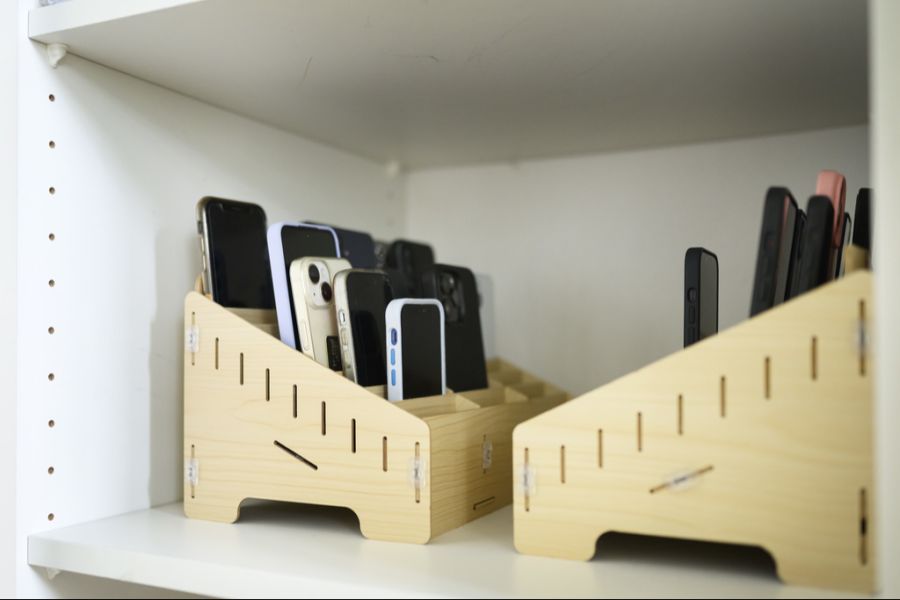 Denn: Drei Viertel der Schulen lassen Smartphones in den Garderoben zu.