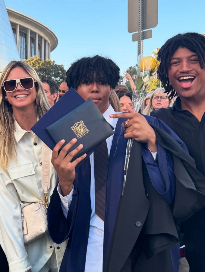 Mama Heidi Klum feiert den High-School-Abschluss von Sohn Johan (mittig im Bild). Heidi Klum