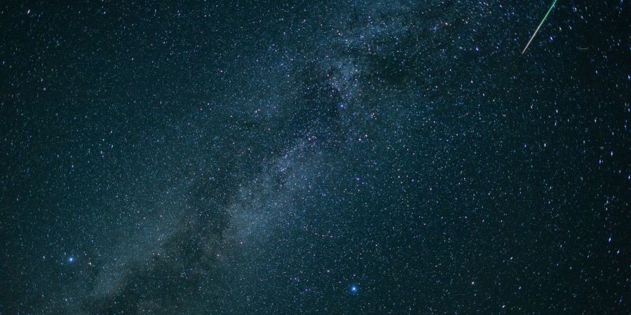 Im August gibt es viele Sternschnuppen zu sehen - die meisten üblicherweise in der Nacht vom 12. auf den 13. August. (Archivbild)