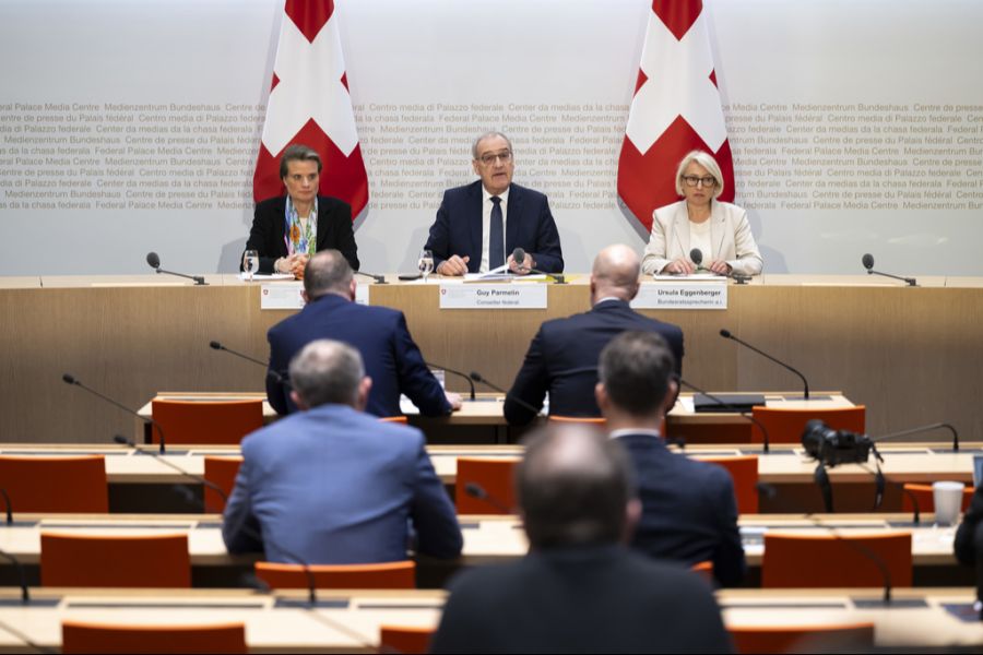 Erlaubt es die Bundesratssprecherin, dürfen sie auch an Medienkonferenzen teilnehmen. Fragen dürfen aber nur akkreditierte Journalisten stellen.