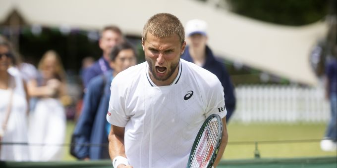 Leandro Riedi feiert seinen Einzug ins Hauptfeld von Wimbledon. Leandro Riedi