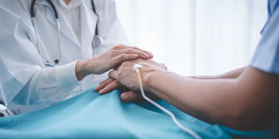Spital-Mitarbeiterin Betrügerin Geld Patient