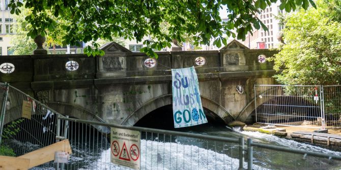 Eisbachwelle in München
