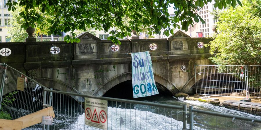 Eisbachwelle in München