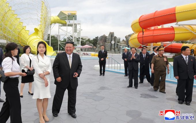 Kim Jong Un zeigt sich bei der Eröffnungszeremonie der Anlage sichtlich zufrieden an der Seite seiner Tochter (Mitte) und Frau (links). kim jong un