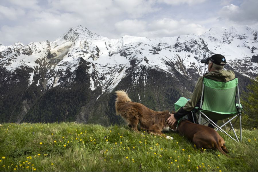 Ein Anwohner beobachtet den Felssturz im Lötschental.