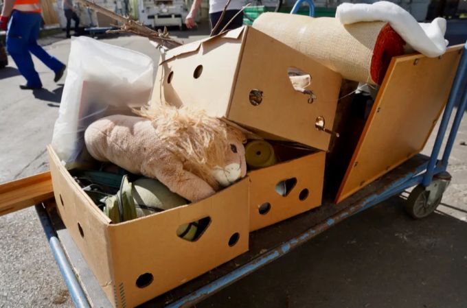 Im Recyclinghof Werdhölzli wurde am 30. April noch einmal gratis Sperrgut entsorgt – selbst das Stofftier kam weg. Entsorgung Zürich