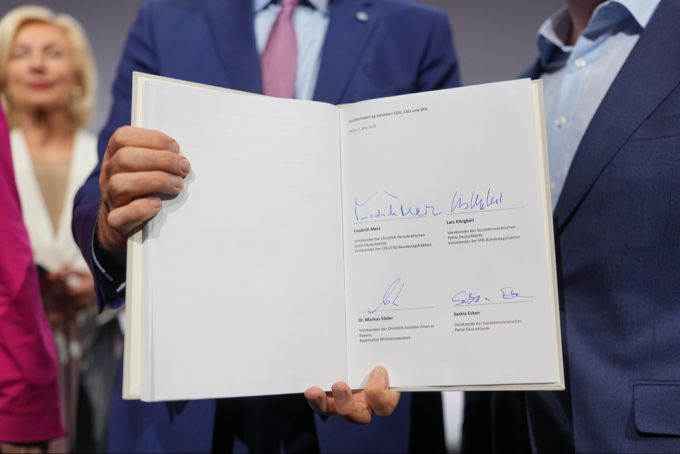 Der unterzeichnete Koalitionsvetrag. Koalitionsvertrag