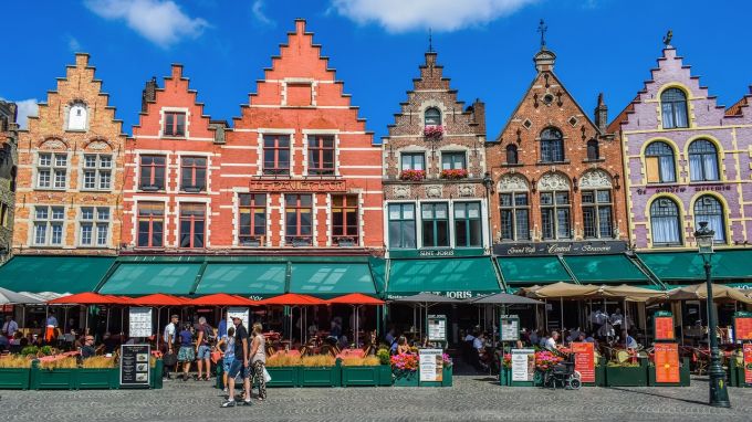 Viele Pflastersteine zieren den berühmten Fischmarkt im belgischen Brügge. Pflastersteine Brügge
