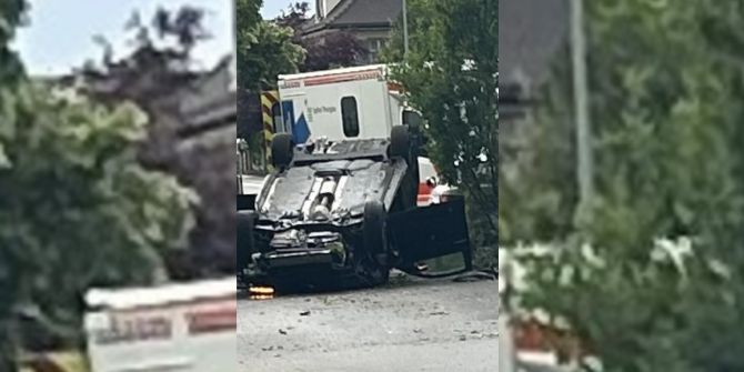 Auto überschlägt sich