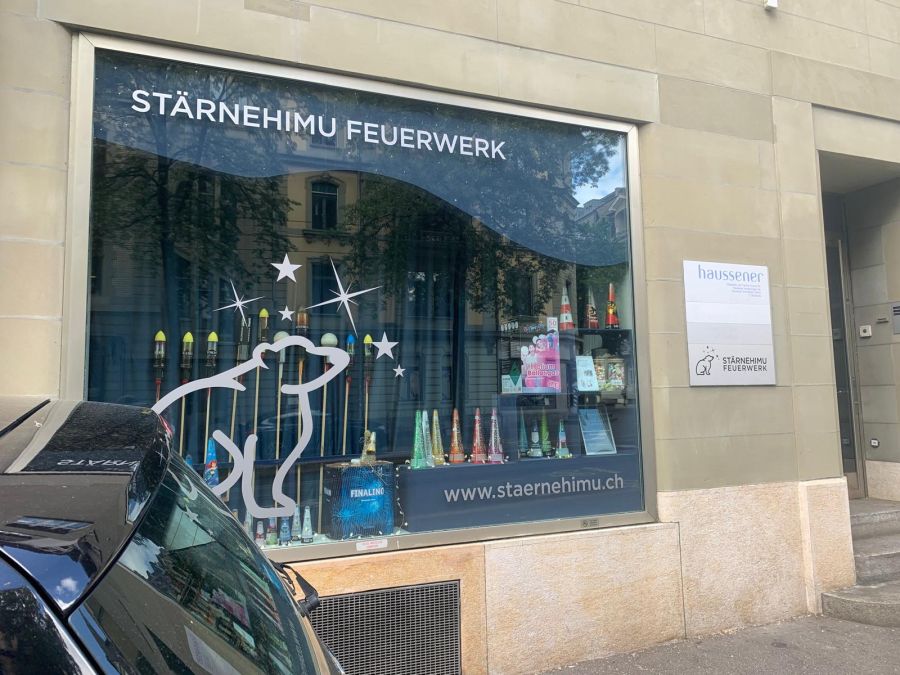 Dabei brachen die Demonstrierenden die Türe auf und entwendeten Pyrotechnika vom zur Tatzeit geschlossenen Feuerwerksladen «Stärnehimu».