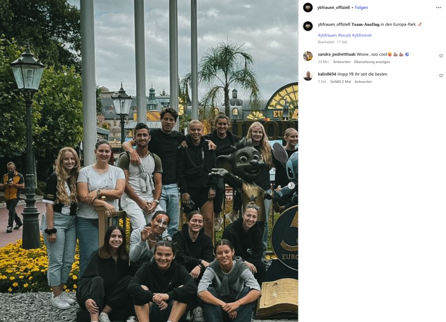Dort posiert das Team im Europapark.