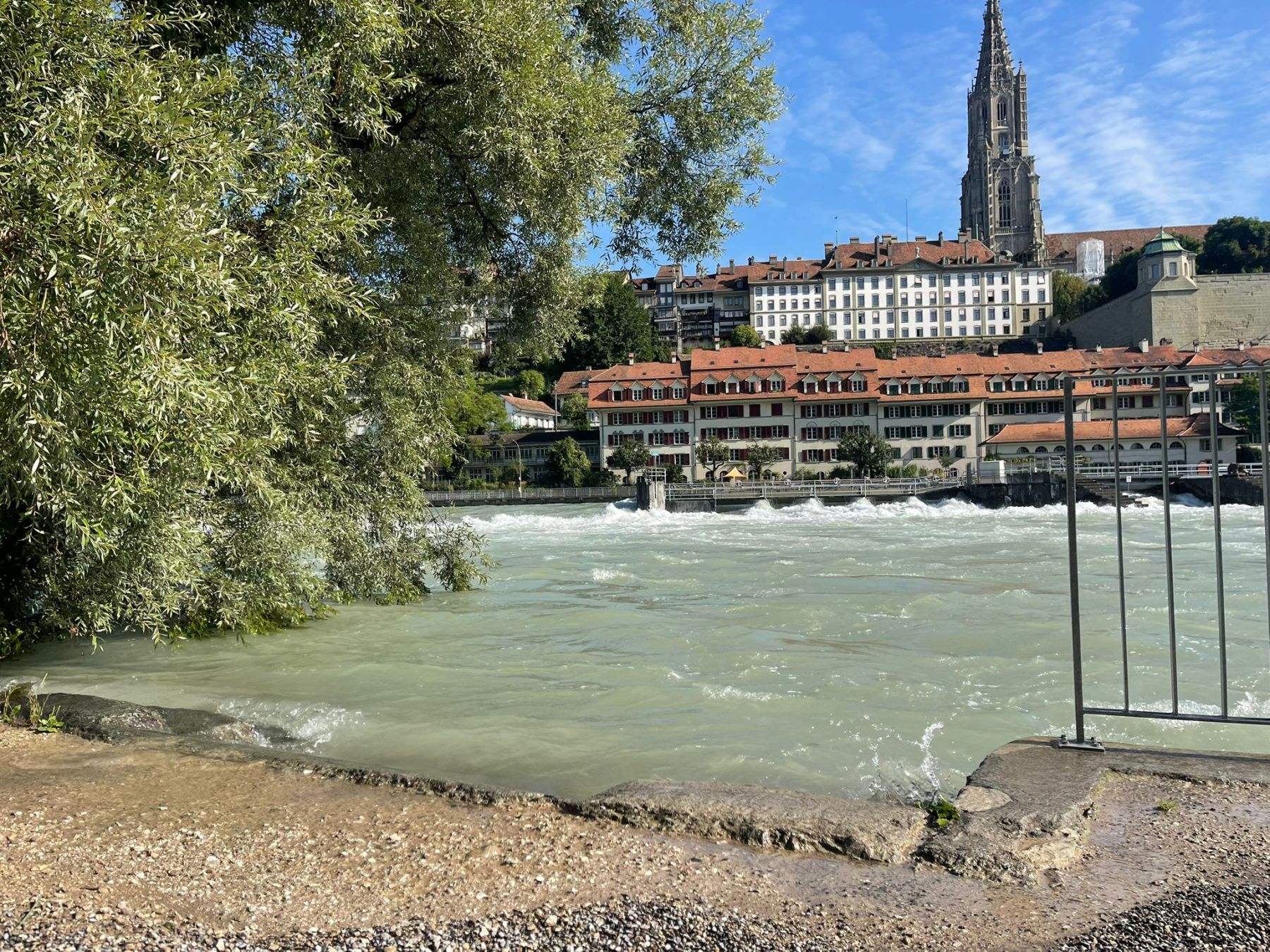b-rnerb-r-bilder-zeigen-aare-tritt-in-bern-ber-die-ufer-nau-ch