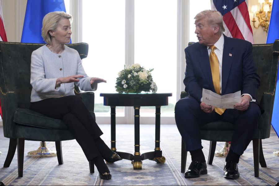 Dabei fiel der Zettel in den Händen von Trump auf.
