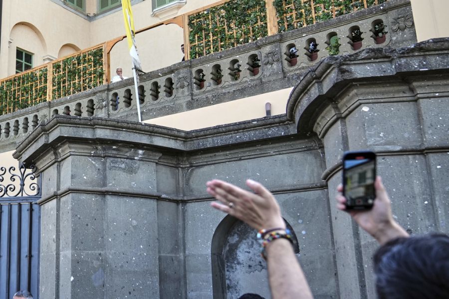 Bis zum 20. Juli bleibt Papst Leo dort und empfängt in dieser Zeit auch keine Gäste zu Audienzen.