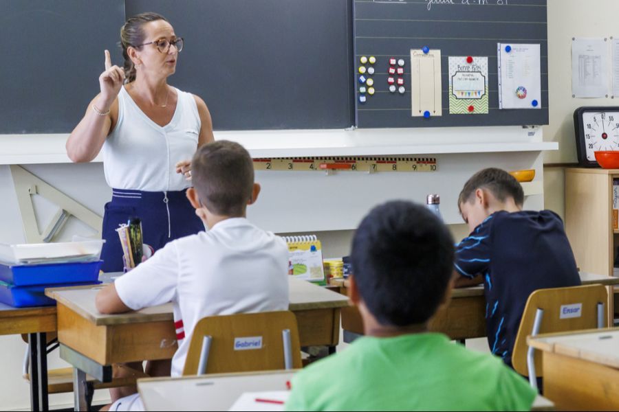 Aktuell sind im Kanton Bern 55 unbefristete Stellen mit Stellenantritt im August 2025 in der Volksschule ausgeschrieben. (Symbolbild)
