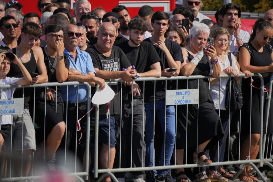 Viele Menschen trauern ausserhalb der Kirche um Diogo Jota und André Silva.
