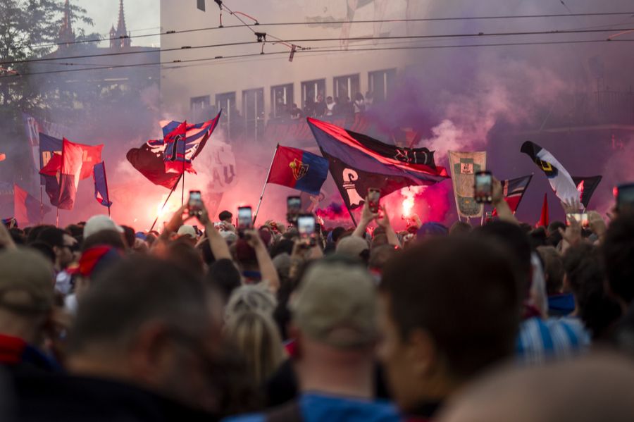 Zahlreiche Fans feierten mit dem Team auf dem Barfüsserplatz.