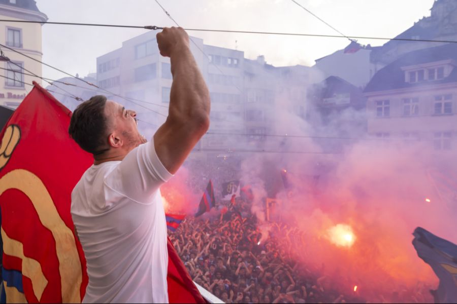 Xherdan Shaqiri feiert auf dem Barfüsserplatz den Meistertitel mit den Basler Fans.