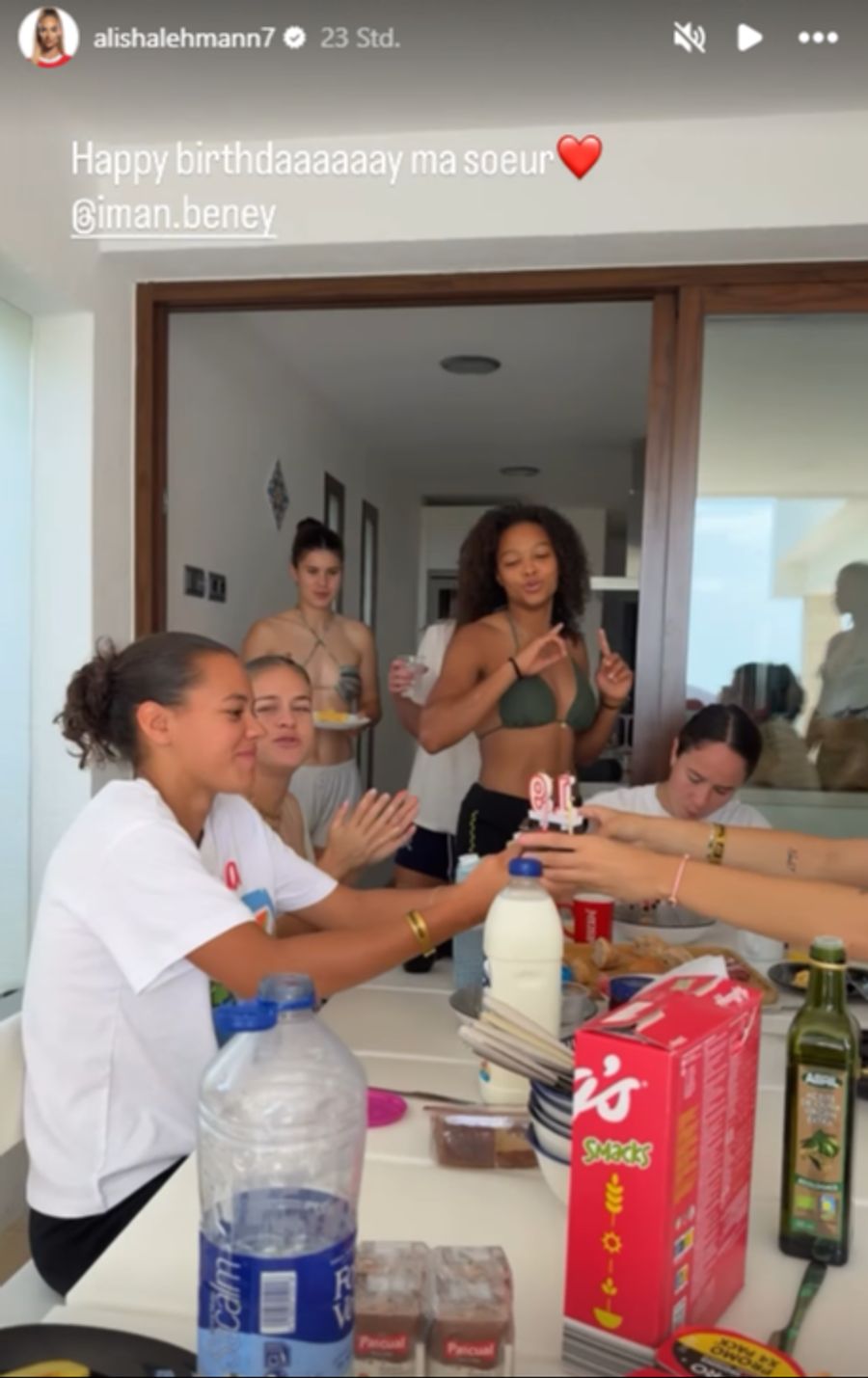 Die Nati-Stars feiern auf der Jacht den 19. Geburtstag von Iman Beney.