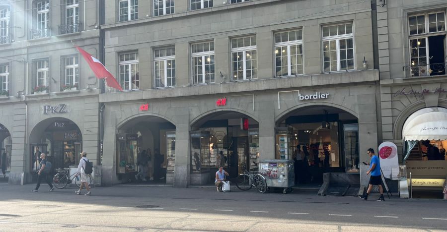 In der H&M-Filiale in der Nähe des Bahnhofs Bern gehen zwei Teenagerinnen shoppen.