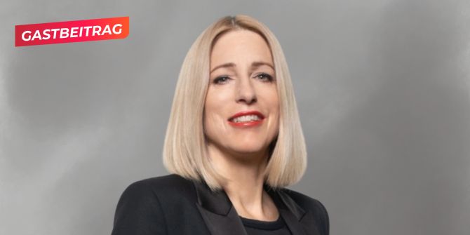 grau Frau Porträtfoto blond