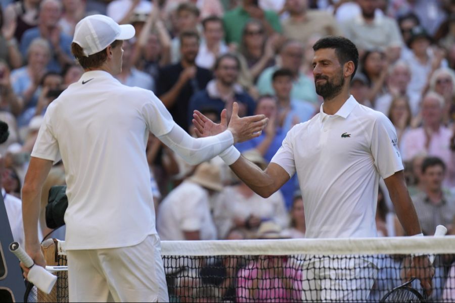 Novak Djokovic scheitert im Halbfinal in Wimbledon deutlich an Jannik Sinner.