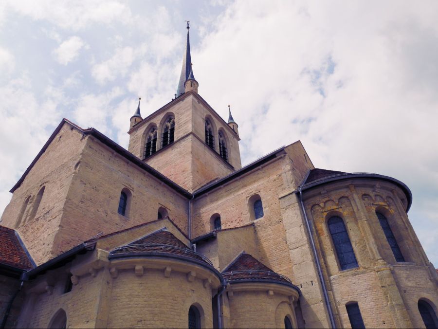 10 Minuten Zugfahrt weiter liegt Payerne: Die hiesige Abteikirche aus dem 11. Jahrhundert ist das bedeutendste romanische Bauwerk der Schweiz. Harmonische Proportionen, kunstvolle Details und eine hervorragende Akustik machen die Kirche zu einem kulturellen Höhepunkt der Region.