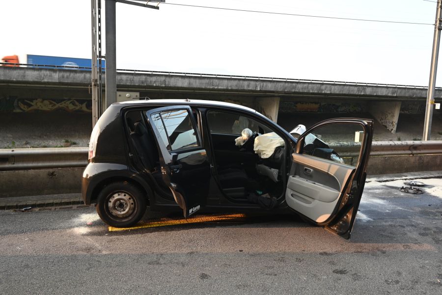 Die Autofahrer wurde unbestimmt verletzt und musste aus dem Fahrzeug gefreit werden.