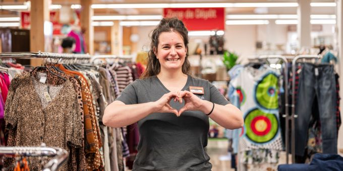 Indem Sie Secondhand einkaufen, leisten Sie einen wertvollen Beitrag zum Umweltschutz – weniger Müll, weniger Ressourcenverbrauch, mehr Nachhaltigkeit. Bei der Heilsarmee brocki.ch finden Sie eine grosse Auswahl an einzigartigen Artikeln. Heilsarmee brocki.ch