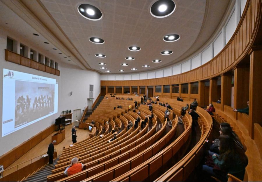 Ein fast leerer Hörsaal soll in Zukunft an der Universität Zürich seltener zu sehen sein. (Symbolbild)
