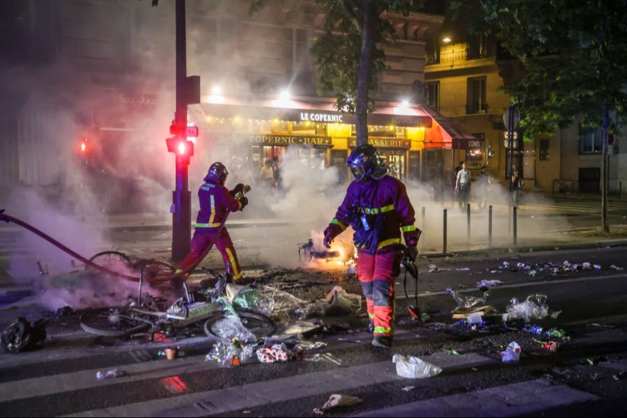 Zahlreiche Feuerwehrleute standen im Einsatz - es wurden mehrere Fahrzeuge in Brand gesetzt.