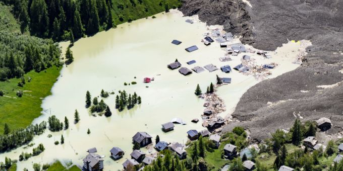 Nach dem Bergsturz droht in Blatten eine neue Gefahr, denn der Fluss Lonza und der Dorfbach Gisentella stauen sich auf. Blatten