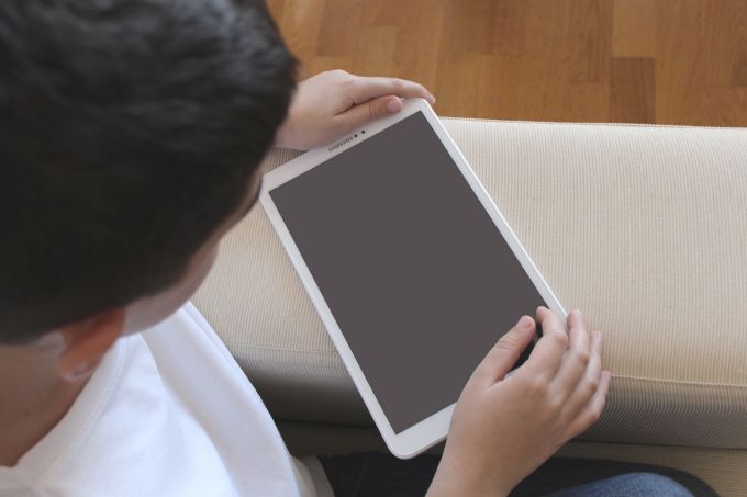 Sind Kinder (und auch Erwachsene) beim Essen am Tablet, wird die Nahrungsaufnahme nebensächlich. (Symbolbild) Kinder Essen Tablets Handy
