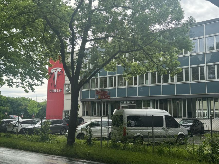 Vor wenigen Tagen wurde nun eine Farb-Attacke auf das Gebäude verübt.