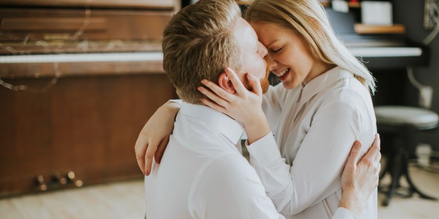 Glückliches Paar, Mann küsst Frau auf die Nase