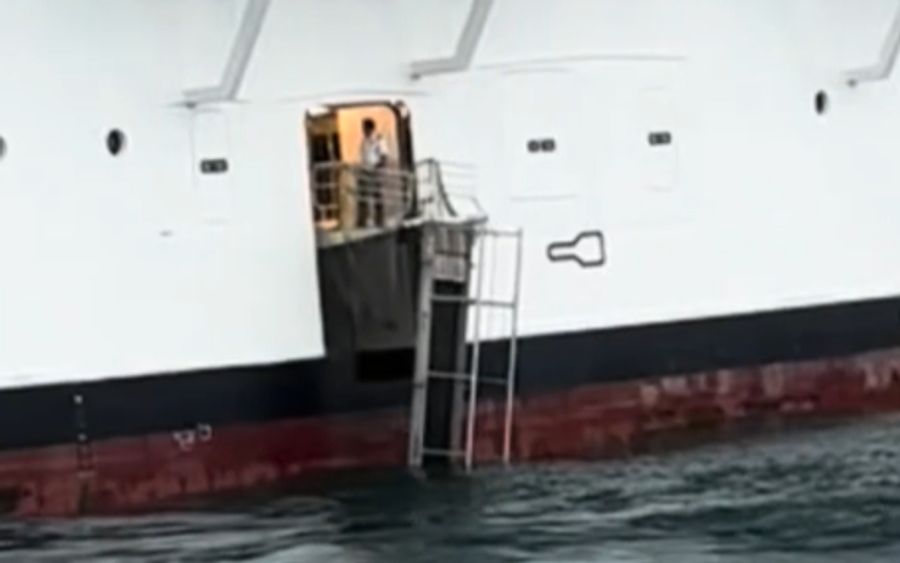 Folglich trieb der Bug ab und die Gangway fiel ins Wasser.