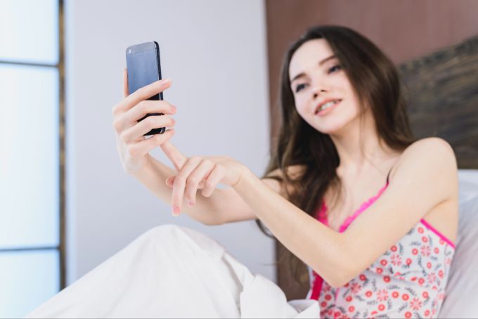 Die Pubertät ist nicht nur für junge Menschen herausfordernd. Auch Eltern leiden oft mit. Junge Frau macht Selfie