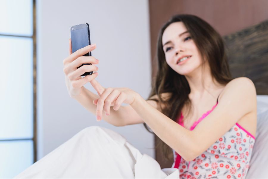 Junge Frau macht Selfie