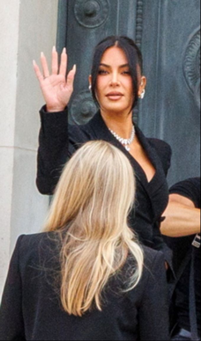 Kim Kardashian versteckt ihren Reichtum nicht: Sie zeigt sich mit einer funkelnden Halskette vor dem Gerichtsgebäude. Kim Kardashian