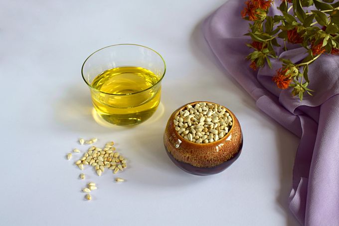 Distelöl ist ernährungsphysiologisch hochwertig, da es kaum gesättigte Fettsäuren enthält und cholesterinfrei ist. distelöl