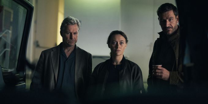 David Acosta (Michael Epp, re.) ermittelt mit seinem Team aus Mercédes Navarro (Mercedes Müller, Mitte) und Adrían Martinéz (Dirk Borchardt, li.). die tote vom jakobsweg