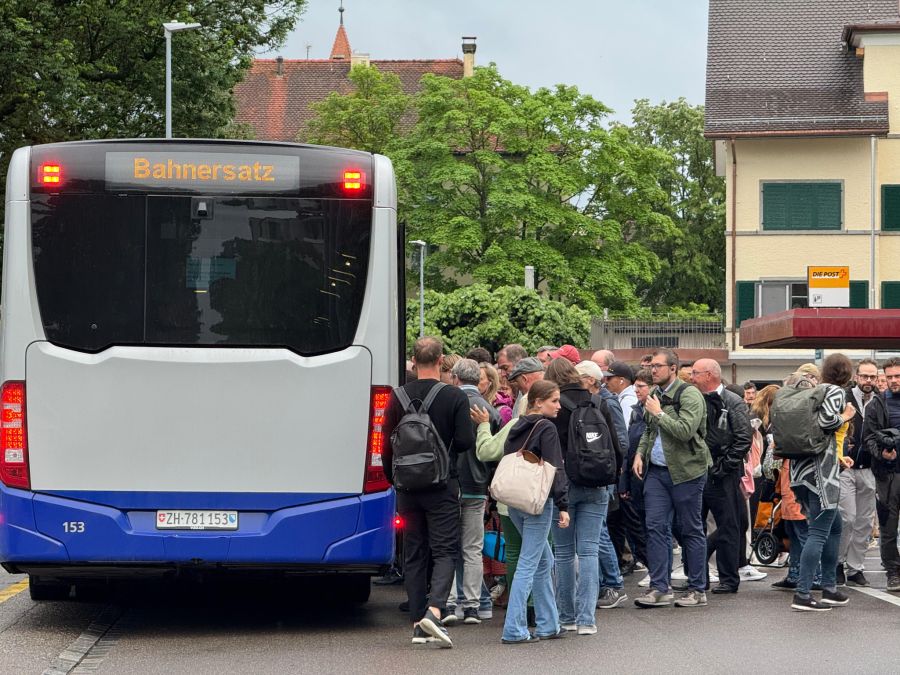 Der Bahnersatz-Bus war sofort vollgestopft mit Menschen.