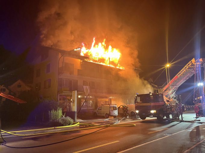 Ein Brand im Mehrfamilienhaus an der Hauptstrasse in Schmerikon SG führte am Dienstagabend zu einem Grossaufgebot der Feuerwehr. schmerikon mehrfamilienhaus