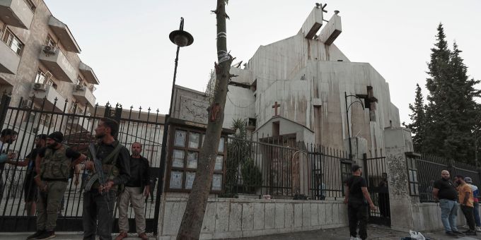 Bei einem Selbstmordanschlag in einer Kirche in Damaskus wurden zahlreiche syrische Christen getötet. Omar Sanadiki/AP/dpa Tote bei Selbstmordanschlag in syrischer Kirche