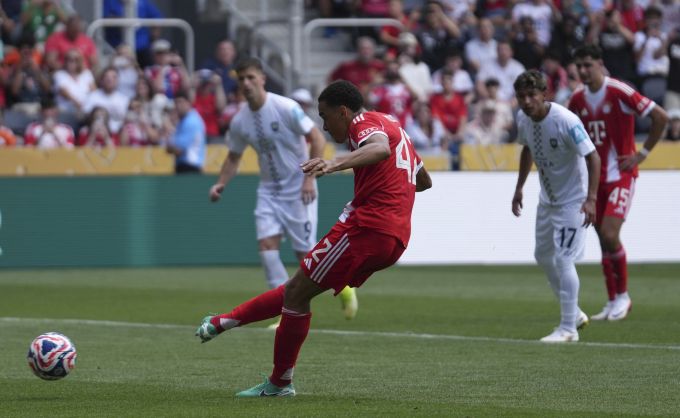 Jamal Musiala trifft gegen Auckland per Penalty zum 8:0. Club-WM